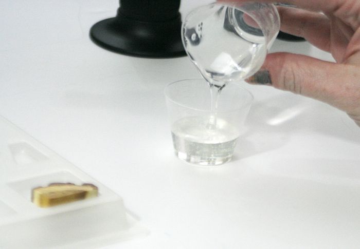 кулон из древесной смолы - метод двух чашек