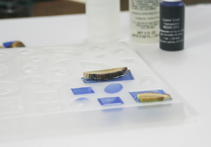 кулон из дерева и смолы - смола все вылил